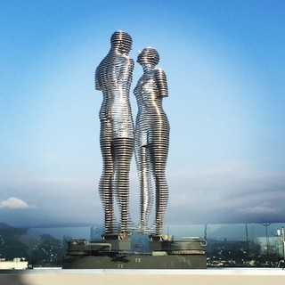 Hombre y Mujer (escultura móvil)